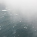 Über dem Atlantik zwischen Vágar und Mykines - Kurz vor Ankunft unseres Linienflugs gerät der Helikopter in dichtes Schneetreiben. Da gleich die Landestelle auf Mykines nicht einmal mehr ansatzweise zu erkennen ist, bleibt nur die Rückkehr nach Vágar.