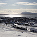 Bei Tórshavn - Ausblick über die an der Ostküste der Insel Streymoy gelegene färöische Hauptstadt zur Nachbarinsel Nólsoy.
