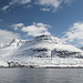 Während der Fährüberfahrt von Sørvágur nach Mykines - Ausblick auf die Küste nördlich des Sørvágsfjørður. Direkt am Fjord ist der kleine Ort Bøur zu sehen.