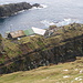 Unterwegs auf Mykines - Blick zu einigen Gebäuden oberhalb der kleinen Hafenbucht.