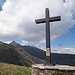 La croce al Donatore di Sangue sulla cima del Todano con, alle spalle, le altre montagne odierne