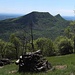 Dietro il Monte Pravello (Poncione d'Arzo) sbuca l'aguzzo Monte Orsa, in territorio italiano.