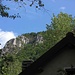 La bastionata sommitale del San Giorgio sorveglia l'alpe.
