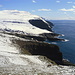 Unterwegs auf Mykines - Rückblick auf den Ort und den Ostteil der Insel Mykines.