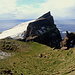Unterwegs auf Mykines - Ausblick nach Mykineshólmur. Noch sind wir aber durch eine Schlucht (Hólmgjógv, verdeckt) vom Holm getrennt.