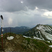 Auf dem Gipfel angekommen. Die Dohle genießt die letzten trockenen Minuten und wartet auf ihre Chance noch etwas Fressbares <br />von den Bergsteiger(n) zu ergattern.<br />Das Gewitter ist inzwischen weiter ostwärts gezogen und regnet sich kräftig über dem Albsee (liegt hinter der Hügelkette) ab.