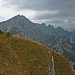 24.09.2010: Blick vom Vorderscheinberg zu Hochplatte, Krähe, Gabelschrofen, Gumpenkarspitze und Geiselstein; vor der Gumpenkarspitze geht der Kenzenkopf fast unter.