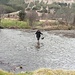Über den River Lochy: Hose hochgekrempelt, Boots geschultert und ab ins kühle Nass.