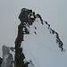 Bereits im Aufstieg zum Hauptgipfel mit Rückblick zum südlichen Vorgipfel. Das Rimpfischhorn ist ein exponierter Berg.
