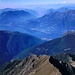 Dalla cima, la via di salita e, in lontananza il lago di Lugano e il Monte Rosa
