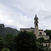 Kirche oberhalb von Loggio vor den wilden Felskämmen des Valsolda