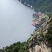 Tiefblick auf den schmalen (bebauten) Uferstreifen des Lago di Lugano