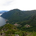 Lago di Lugano mit dem grünen, bewaldeten Bergland dahinter