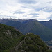 Blick über den Monte dei Pizzoni Orientale auf den leicht angezuckerten Kamm zwischen Monte Tabor und Monte Grona