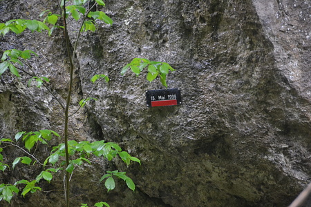 Anscheinend ein Höchststand im letzten Jahrhundert. Hier noch keine Zweige und Grass auf der Plakette. Im Gegensatz zum [http://www.hikr.org/gallery/photo1110985.html?post_id=65479#1 nächsten Tag].