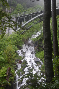 Brändbach mit Strassenbrücke.