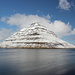 Bei Klaksvík (Insel Borðoy) - Ausblick zur Südspitze der Nachbarinsel Kunoy. Rechts ist bei genauem Hinsehen auch der Damm zu erahnen, der beide Inseln über den Haraldssund verbindet (Foto am Morgen).