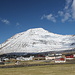 In Viðareiði - Ausblick über einige Häuser des Ortes zum Villingadalsfjall und den östlich (rechts) daran anschließenden weiteren Verlauf des Bergkamms.
