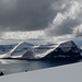 Im Aufstieg zum Villingadalsfjall - Ausblick über das wenig geneigte Plateau unweit des Gipfels auf die nördlichen Spitzen der Inseln Borðoy, Kunoy und Kalsoy (von links nach rechts). Sogar der auf der Insel Eysturoy gelegene Slættaratindur, mit 882 m höchster Berg der Färöer, ist zu erahnen.