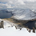 Im Aufstieg zum Villingadalsfjall - Ausblick auf Viðareiði, den dahinterliegenden Malinsfjall (750 m) und den südlich anschließenden Teil der Insel Viðoy. Links ist der Nordostzipfel der Insel Svínoy zu sehen, rechts ein Teil der Meerenge Hvannasund und der Insel Borðoy. Von nun an erfolgt der Aufstieg wieder weniger steil als zuletzt über ein nur leicht geneigtes Plateau (im Rücken des Fotografen).