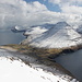 Im Aufstieg zum Villingadalsfjall - Rückblick auf Viðareiði, den dahinterliegenden Malinsfjall (750 m) und den südlich anschließenden Teil der Insel Viðoy. Vor dem Nordostzipfel der Insel Svínoy gibt es gerade einige Niederschläge (links).
