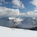 Gipfelbereich Villingadalsfjall - Ausblick über das weitläufige, leicht geneigte Plateau in etwa südöstliche/ südliche Richtung. Mittig ist der südliche Teil der Insel Viðoy zu sehen. Links im Hintergrund erkennt man Svínoy, rechts einen Teil der Meerenge Hvannasund und der Insel Borðoy. 