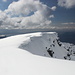 Villingadalsfjall - Ausblick im Gipfelbereich in etwa westliche Richtung. Es ist Anfang Mai und wir befinden uns auf "lediglich" 841 m Höhe, trotzdem gibt es hier reichlich Schnee und eine "ordentliche" Wechte.
