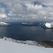 Im Abstieg vom Villingadalsfjall - Ausblick zur Insel Fugloy (links). Rechts sind Teile von Viðoy und Svínoy (hinten) zu sehen.