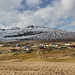 In Viðareiði - Ausblick über ein Teil des Ortes auf den Bergkamm östlich des Villingadalsfjall.