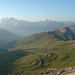 Kurz unter der Langkofelscharte: links drüben die Marmolata (3343m), rechts im Vordergrund der Col Rodella (2400m). Davor unten die Friedrich-August-Hütte, die auf dem letzten Teil des Rückweges passiert wird.
