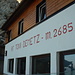 Das Rif. Toni Demetz in der Langkofelscharte ist gleichzeitig Bergstation der Kabinenbahn - um 6 Uhr morgens herrscht hier noch Totenstille.