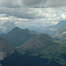 Blick nach Osten über das Pordoijoch: links der Pelmo, rechts der Civetta. Vor dem Pelmo die Mesola, die bei meiner Beschreibung des Trincee-Klettersteiges zur Sprache kommt.