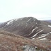 Oberhalb des Sattels. Blick auf den ersten Bonus-Munro, Carn a' Mhaim, und sein Alleinstellungsmerkmal: den einzigen Grat der Cairngorms.