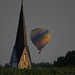Ein landender Heißluftballon neben dem Kirchturm von Reisch<br /><br />Una mongolfiera in atteraggio accanto al campanile della chiesa di Reisch