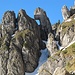 Ein skurriles Felsenloch ist DER Hingucker beim Anstieg zur Großen Klammspitze.