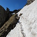 Kurz vor dem Erreichen des Klammspitz-Südgrates ist ein kleines, aber gut gespurtes Schneefeld zu queren.