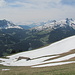 Die Alphütte am Gipfelhang des Planachaux ist noch halb eingeschneit. Hinten sind Mont Blanc, Dents du Midi und Tours de Leysin erkennbar. 
