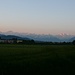 Die ersten Sonnenstrahlen erreichen die Alpengipfel. Gesehen von Wichtrach aus.