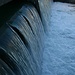 Überlauf beim Flusskraftwerk Thun (AAREwerk94). Nach wie vor kommt relativ viel Wasser die Aare hinunter.