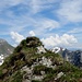 der höchste (Vermessungs-)Punkt der Stockeflue;
links Stockhorn, rechts Laseberg und Walpersbergflue