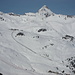 Skigebiet Corviglia mit Piz Ot und dem Aufstiegscouloir für morgen (im Hintergrund) und der rot abgesteckten Piste für die momentan laufenden Schweizermeisterschaften (im Vordergrund)