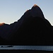 Der Kappe des charakteristischen Mitre Peak (1692 m) im ersten Sonnenlicht. Der Name kommt von der Gipfelform einer Bischofsmütze (naja, ist ähnlich wie bei Wolkenbildern;-)