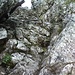 Rigi Hochflue Ostgrat: Ausstieg von der Nordflanke durch einen Kamin über feuchte, speckige Kalksteinfelsen. Ohne das Drahtseil sehr ungemütlich. Die wenigen, alten Krampen sind nicht wie bei einem Klettersteig angebracht, Felskontakt ist garantiert.