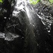 Kleiner Sprühwasserfall entlang des Weges