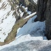 Grappenhorn Ostgipfel. Ich gehe jetzt oben am Schneefeld und den Felsen entlang um den Gipfelkopf herum.