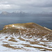 Im Abstieg vom Fjallið - Ausblick über den oberen Rand der Steilküste bei "á Barmi" und "Hornið".