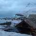 In Gjógv - Ausblick über den Ort vom Gjáargarður aus. Im Vergleich zum Wetter am Vortag (siehe vorheriges Bild) hat sich das Wetter mittlerweile deutlich verändert. Foto vom 29.04.2013.