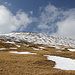 Unterwegs zwischen Gjógv und Hálsurin (Hálsin) - Blick zum langgestreckten und im oberen Bereich felsigen Fjallið.