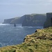 Cliffs of Moher mit O'Brien's Tower in Bildmitte und dem fotogenen Felsenriff davor
