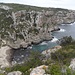 Blick vom Llucalari hintunter zur Bucht von Cala Sant Llorenç, inkl. eindrücklicher Felsenküste.